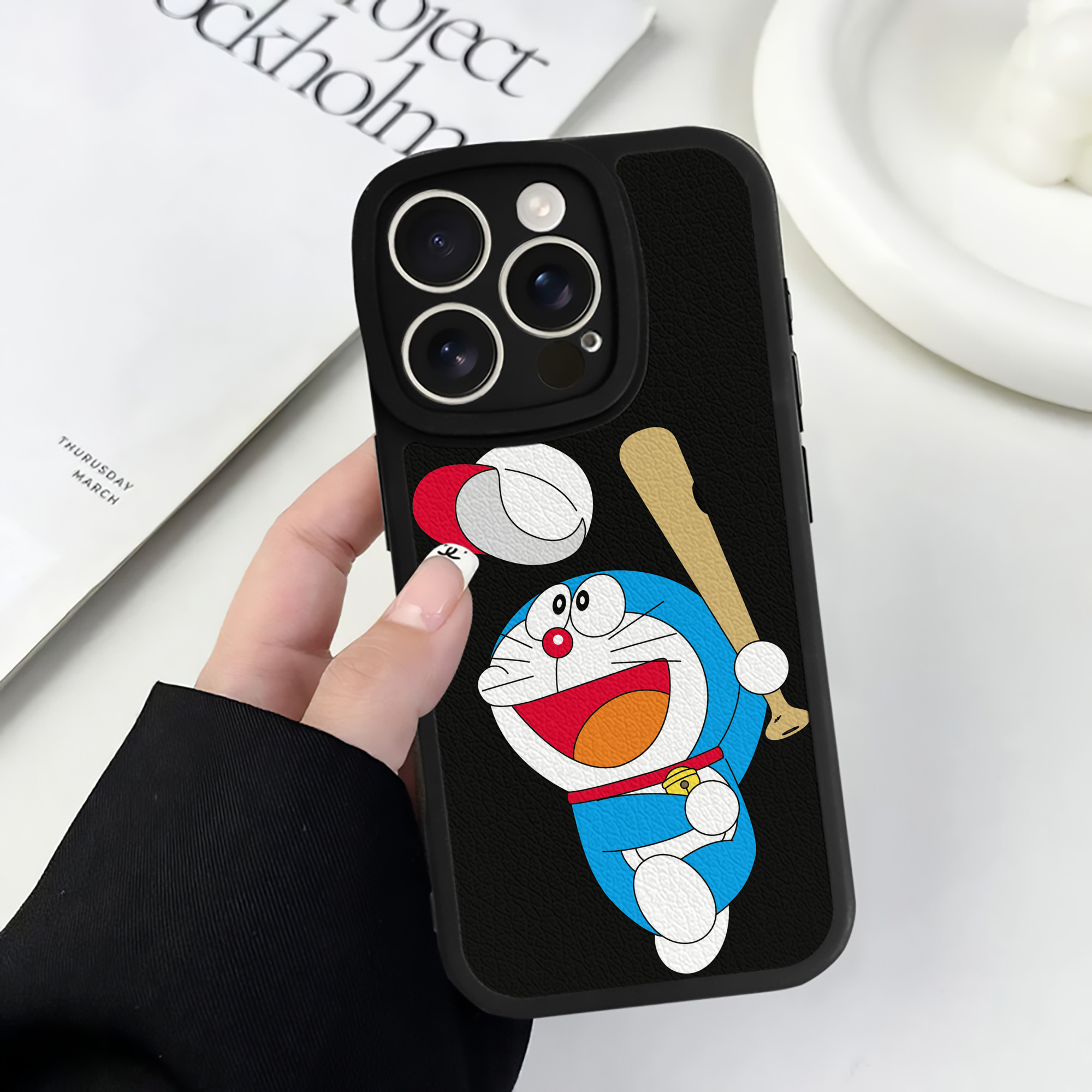 （画像用） ドラえもん Doraemon 【iPhone 16シリーズ対応】シリコンスマホケース（レザー調） 材質：シリコン